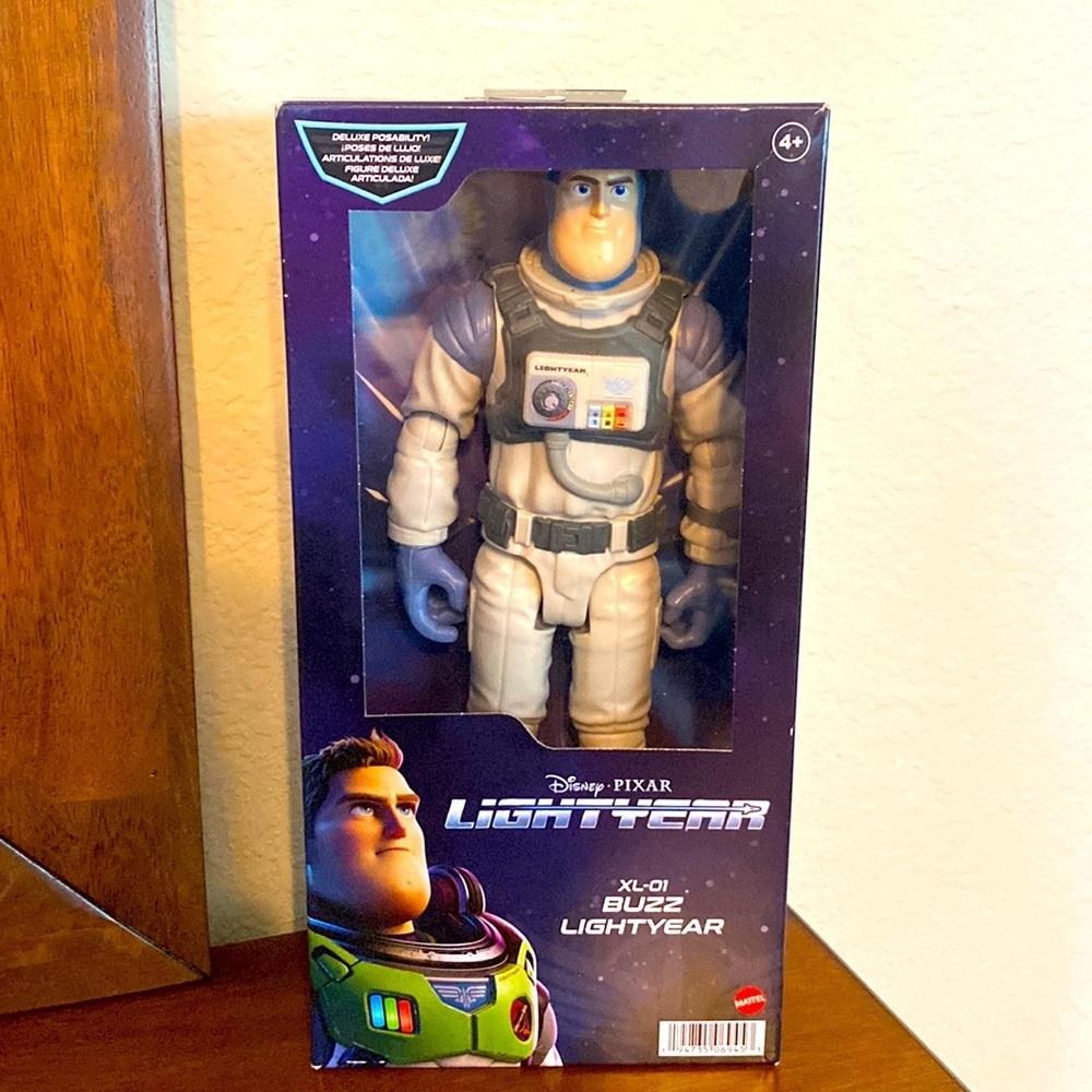 New Disney Pixar LIGHTYEAR Buzz Lightyear Action Figures set